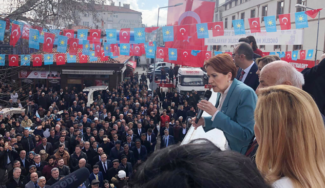 Meral Akşener Çınaraltı’nda halka hitap etti